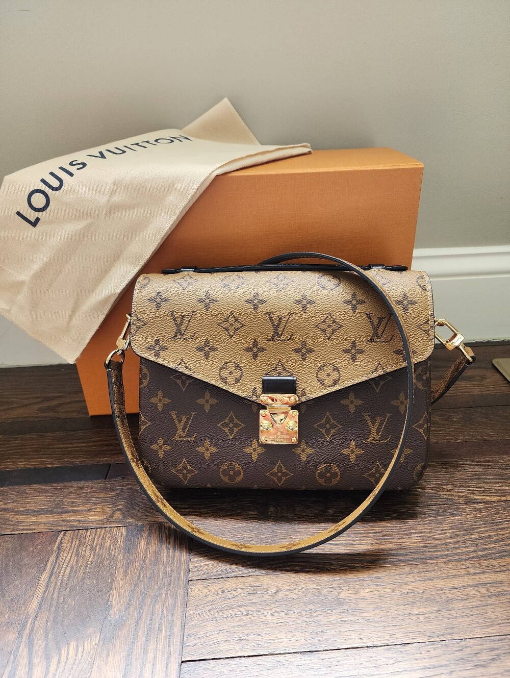 $2840 Louis Vuitton Pochette Métis Monogram Reverse